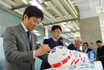 KFA | 대한축구협회 역대 대표팀 감독' 홍명보 감독에 노하우 전수하다