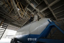 전국공무원노동조합 부산지역본부 중구지부 “법과 원칙에 의한 강제노역 중입니다” 현수막 걸고 운행하는 화물기사의 사연