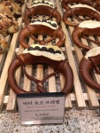 롯데 백화점 명동 식품매장에서 빵 먹기(칼로리 낭비)