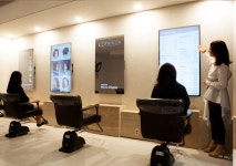 미용실 거울의 ‘환골탈태’… 미러 디스플레이 세계 최초 설치 매장 ‘이가자헤어비스’ 방문기 – Samsung Newsroom Korea 미용실 거울의... 