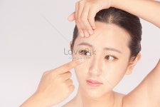  콘택트렌즈를 끼다