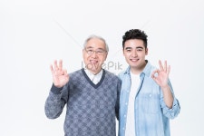  노인을 공경하여 함께 지내다
