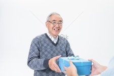  경로에게 선물을 증정하다