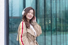  음악을 즐기는 소녀