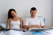 침대에서 젊은 부부 사진 무료 다운로드 - Lovepik 침대에서 젊은 부부