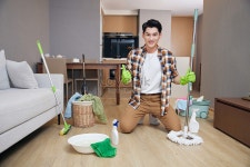 가정 적 인 남자 청년 이 집안일 을 하면 서 칭찬 을 하 다 사진 무료 다운로드 - Lovepik 가정 적 인 남자 청년 이 집안일 을 하면 서 칭찬 을 하 다