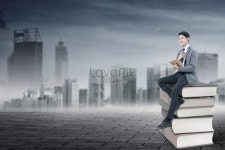  책에 앉아 있는 남자