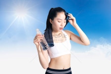  여름날 땀 닦는 여자