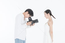  남자 친구 사진 찍는 여자 친구