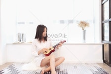 우쿨렐레를 연주 여성 집 사진 무료 다운로드 - Lovepik 우쿨렐레를 연주 여성 집