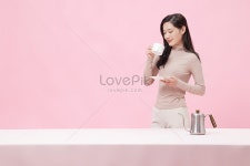  집에 서 여 유 롭 게 커피 를 마시다