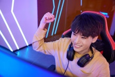 젊은이 들 컴퓨터 앞에서 게임 경기 의 승 리 를 경축 하 다 사진 무료... Lovepik 젊은이 들 컴퓨터 앞에서 게임 경기 의 승 리 를 경축 하 다