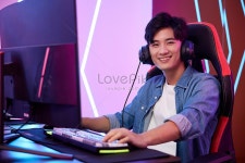 젊은이 들 은 Pc 방 에서 E 스포츠 온라인 게임 을 한다 사진 무료 다운로드 - Lovepik 젊은이 들 은 Pc 방 에서 E 스포츠 온라인 게임 을 한다