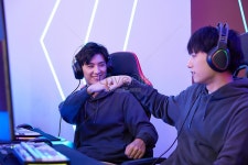 젊은이 들 은 컴퓨터 앞에서 주먹 을 쳐 서 게임 경기 의 승 리 를... 젊은이 들 은 컴퓨터 앞에서 주먹 을 쳐 서 게임 경기 의 승 리 를 경축 했다