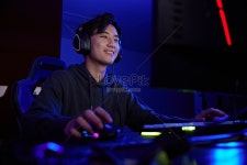 청년 남성 Pc 방 에서 밤 새 워 컴퓨터 게임 을 하 다 사진 무료 다운로드 - Lovepik 청년 남성 Pc 방 에서 밤 새 워 컴퓨터 게임 을 하 다