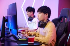  청년 남성 Pc 방 에서 밤 새 워 컴퓨터 게임 을 하 다