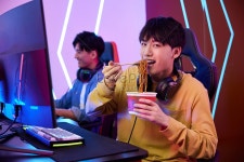 청년 남성 Pc 방 에서 컴퓨터 게임 을 하 며 라면 을 먹다 사진 무료 다운로드 - Lovepik 청년 남성 Pc 방 에서 컴퓨터 게임 을 하 며 라면 을 먹다