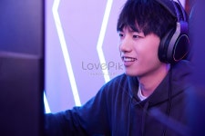 젊은이 들 은 Pc 방 에서 E 스포츠 온라인 게임 을 한다 사진 무료 다운로드 - Lovepik 젊은이 들 은 Pc 방 에서 E 스포츠 온라인 게임 을 한다