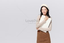  회화 판 을 안 고 있 는 여성 화가 의 모습
