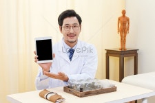 한의사 관 남자 한의사 손 에 태 블 릿 Pc 이미지 사진 무료 다운로드 - Lovepik 한의사 관 남자 한의사 손 에 태 블 릿 Pc 이미지