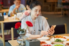 청년 미녀가 탕천관 미식가에서 밥을 먹고 핸드폰을 가지고 놀다... Lovepik 청년 미녀가 탕천관 미식가에서 밥을 먹고 핸드폰을 가지고 놀다
