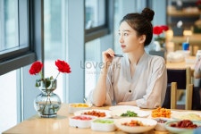  청년 미녀가 탕천관 미식가에서 밥을 먹다