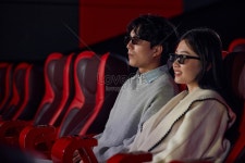 청년 커플이 안경을 쓰고 3d 영화를 보다 사진 무료 다운로드 - Lovepik 청년 커플이 안경을 쓰고 3d 영화를 보다