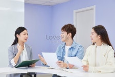  예고 학생 교실에서 발성 훈련을 연습하다.