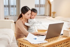 집에서 사무를 보고 아이를 데리고 고민하는 젊은 어머니 사진 무료 다운로드 - Lovepik 집에서 사무를 보고 아이를 데리고 고민하는 젊은 어머니