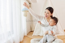 집에서 아이와 함께 노는 젊은 엄마 사진 무료 다운로드 - Lovepik 집에서 아이와 함께 노는 젊은 엄마