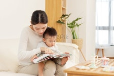 젊은 엄마가 아이에게 책을 읽어주다 사진 무료 다운로드 - Lovepik 젊은 엄마가 아이에게 책을 읽어주다