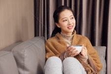 겨울에 생각 하는 커피 컵을 들고 여성 사진 무료 다운로드 - Lovepik 겨울에 생각 하는 커피 컵을 들고 여성