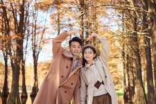 사랑의 몸짓보다 가을과 겨울 젊은 부부 공원 나들이 사진 무료 다운로드 - Lovepik 사랑의 몸짓보다 가을과 겨울 젊은 부부 공원 나들이