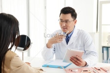 남성 성형 외과 의사가 젊은 여성에게 설명 사진 무료 다운로드 - Lovepik 남성 성형 외과 의사가 젊은...