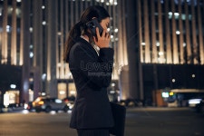 밤늦게 전화하는 길가에 서 있는 도시 여성 사진 무료 다운로드 - Lovepik 밤늦게 전화하는 길가에 서 있는 도시 여성