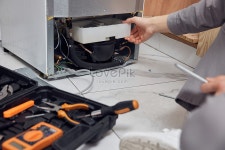  유지 보수 직원이 냉장고를 점검하기 위해 온다