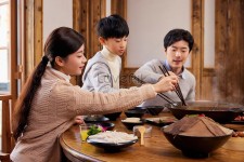  충칭 훠궈를 먹는 삼인조 훠궈 전문점