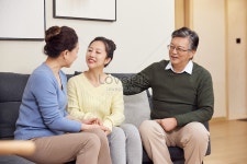 행복한 이산가족 상봉 사진 무료 다운로드 - Lovepik 행복한 이산가족 상봉