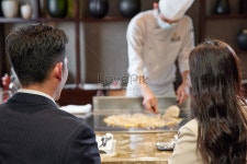 비즈니스 사람들이 철판 구이 요리를 먹는다 사진 무료 다운로드 - Lovepik 비즈니스 사람들이 철판 구이 요리를 먹는다