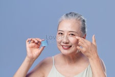 노인은 크림 피부 관리를 사용합니다 사진 무료 다운로드 - Lovepik 노인은 크림 피부 관리를 사용합니다