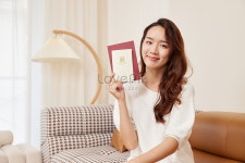 행복한 게시물로 행복한 여자를 잡으십시오 사진 무료 다운로드 - Lovepik 행복한 게시물로 행복한 여자를 잡으십시오