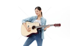  기타를 연주하는 젊은 여성