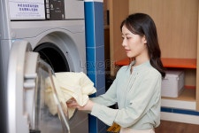 세탁기로 옷을 세탁하는 일하는 여성 사진 무료 다운로드 - Lovepik 세탁기로 옷을 세탁하는 일하는 여성