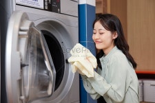 세탁 후 옷을 걸 준비가 된 어린 소녀 사진 무료 다운로드 - Lovepik 세탁 후 옷을 걸 준비가 된 어린 소녀