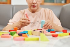  알츠하이머병을 앓고 있는 노인 여성을 위한 재활 훈련