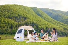 야외에서 소풍과 노래를 부르는 4인 가족 사진 무료 다운로드 - Lovepik 야외에서 소풍과 노래를 부르는 4인 가족