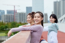 아침에 야외에서 함께 운동하는 여자 친구 사진 무료 다운로드 - Lovepik 아침에 야외에서 함께 운동하는 여자 친구