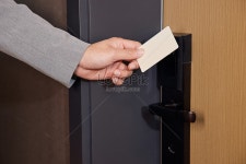  객실 카드를 스 와이프하여 문을 여는 호텔 체크인 클로즈업