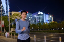  밤에 달리는 젊은이들