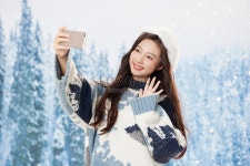 눈 속의 달콤한 아름다움은 휴대 전화를 사용하여 셀카를 찍습니다... Lovepik 눈 속의 달콤한 아름다움은 휴대 전화를 사용하여 셀카를... 